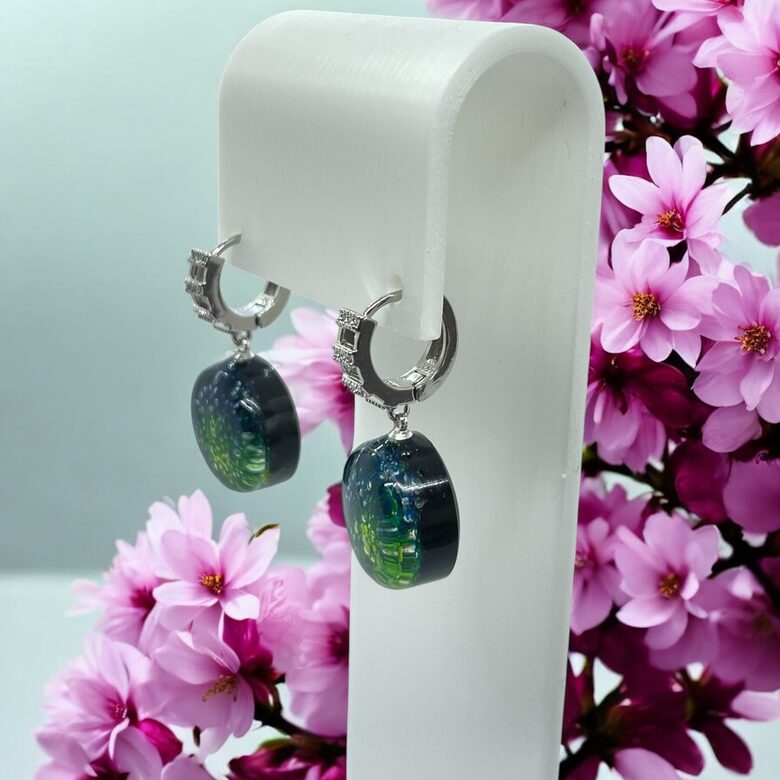 Auskari "Noslēpumaini zaļais kosmoss"